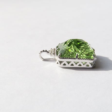 ペリドット 10×8mmオクタゴン 甲州貴石切子 charm