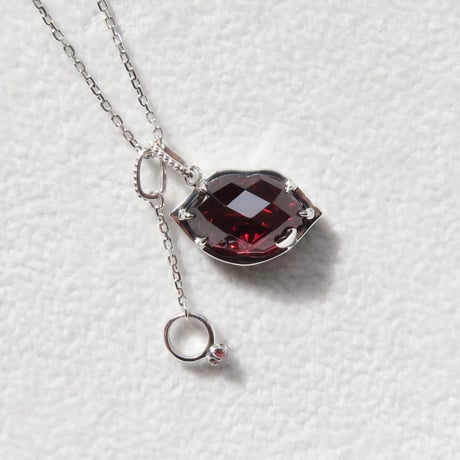 【necklace】　ガーネット リップ型 甲州貴石切子