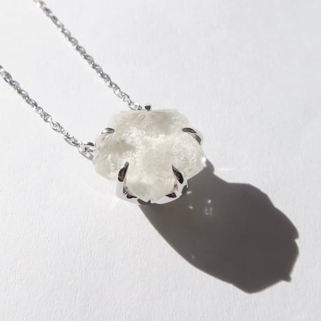 ホワイトガーデンクォーツ 10mm さくらシェイプカット necklace
