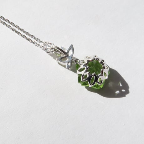 ペリドット 10mm さくらシェイプカット necklace