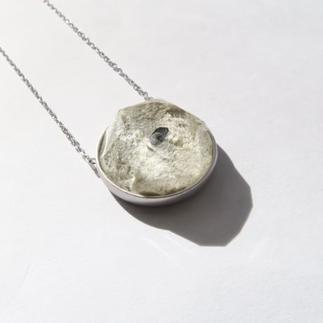 ホワイトガーデンクォーツ パイライトイン 17mmRD かんなカット necklace