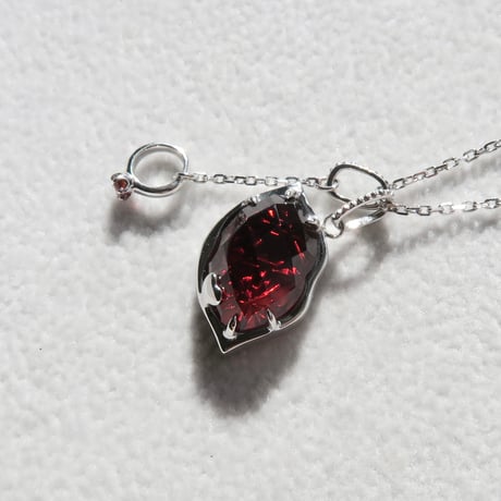 【necklace】　ガーネット リップ型 甲州貴石切子