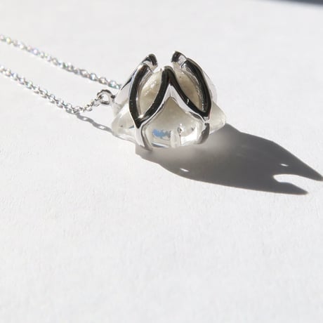 ホワイトガーデンクォーツ 10mm さくらシェイプカット necklace
