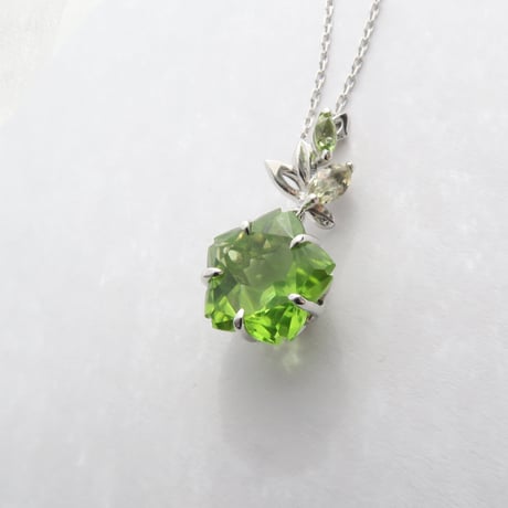 ペリドット 10mm さくらシェイプカット necklace