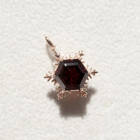 【charm】　ガーネット 8mm ゆきんこカット