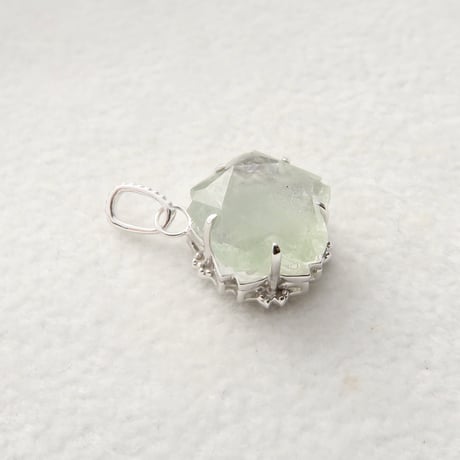 【charm】　クロライトインクォーツ　10mm　ぺたんこさくらシェイプ
