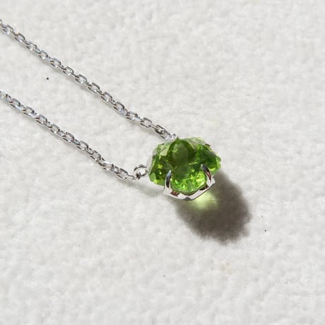 【necklace】　ペリドット 　7mm　さくらシェイプ
