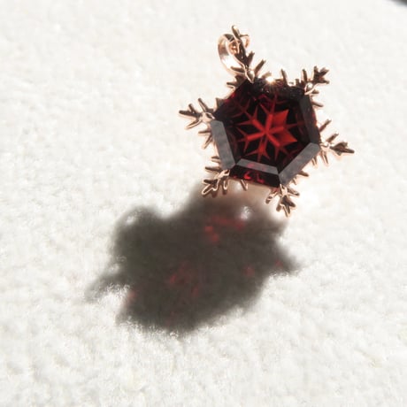 【charm】　ガーネット 8mm ゆきんこカット