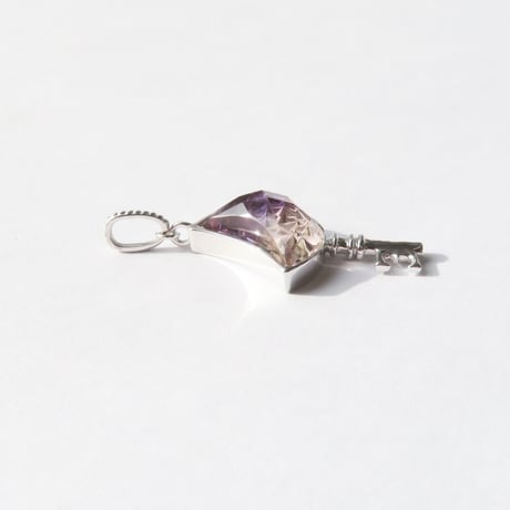 【charm】　アメトリン 10×7mm月型 甲州貴石切子