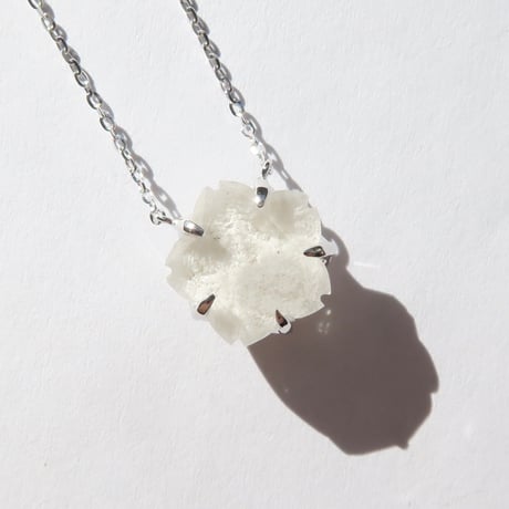 ホワイトガーデンクォーツ 10mm さくらシェイプカット necklace