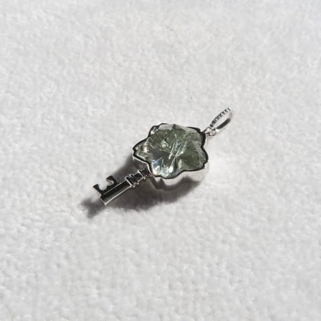 【charm】　グリーンクォーツ 桜型 甲州貴石切子