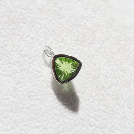【charm】　ペリドット トリリアント型 甲州貴石切子