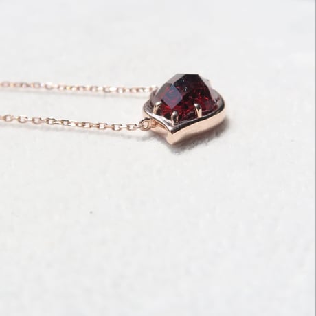 ガーネット リップ型 甲州貴石切子 necklace