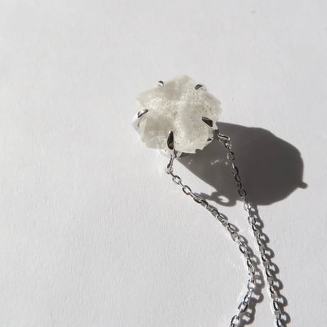 ホワイトガーデンクォーツ 10mm さくらシェイプカット necklace