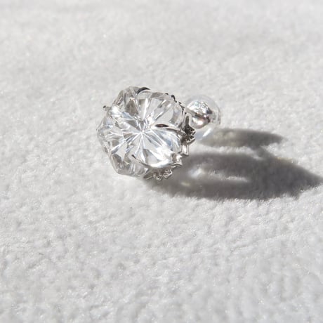【pierced】　白水晶 8.5mm 桜型 甲州貴石切子(片耳)
