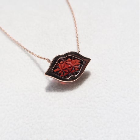 ガーネット リップ型 甲州貴石切子 necklace