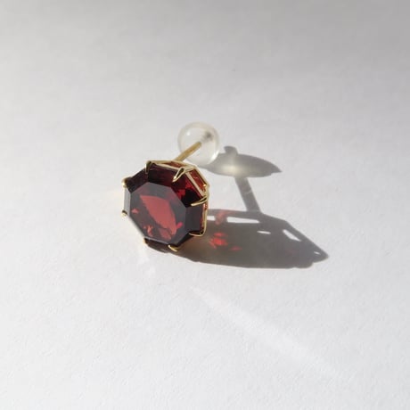 ガーネット 8mm アトリアカット pierce(片耳)