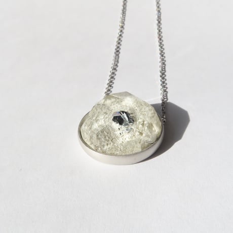 ホワイトガーデンクォーツ パイライトイン 17mmRD かんなカット necklace