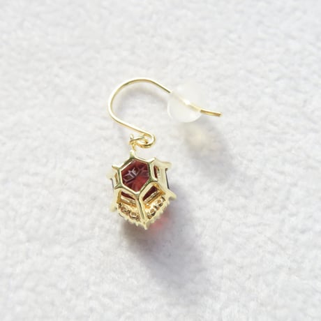 【pierced】　ガーネット　6mm　ゆきんこカット　片耳