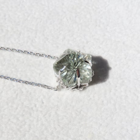 【necklace】　グリーンクォーツ 桜型 甲州貴石切子
