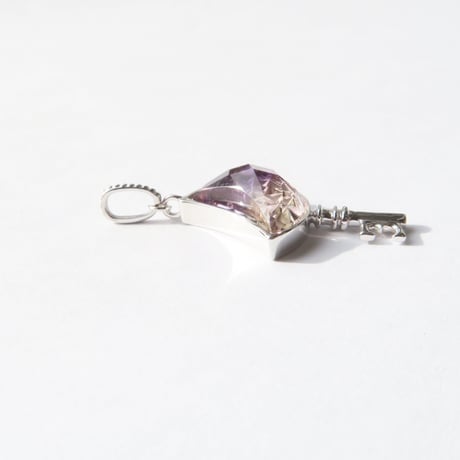 【charm】　アメトリン 10×7mm月型 甲州貴石切子