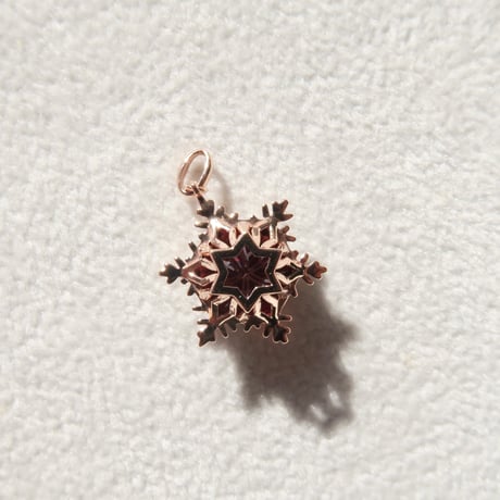 【charm】　ガーネット 8mm ゆきんこカット
