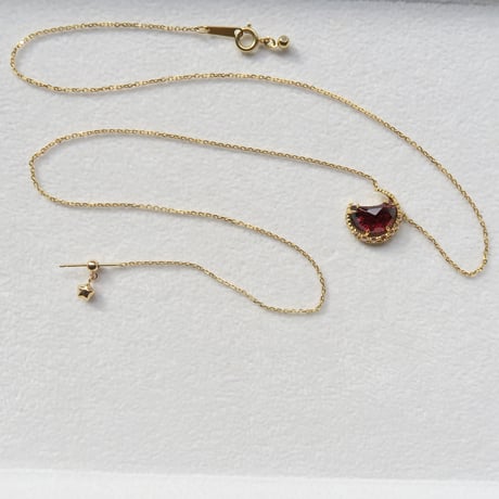 【necklace】　ガーネット 月型 甲州貴石切子