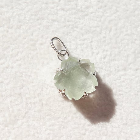 【charm】　クロライトインクォーツ　10mm　ぺたんこさくらシェイプ