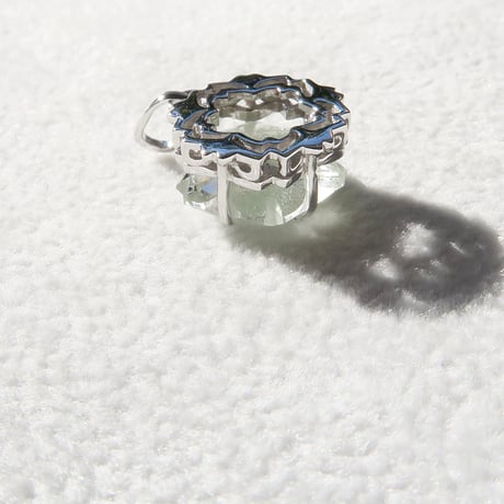 【charm】　クロライトインクォーツ　10mm　ぺたんこさくらシェイプ