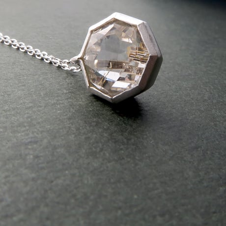【necklace】　ルチル結晶入りクォーツ　かんなカット