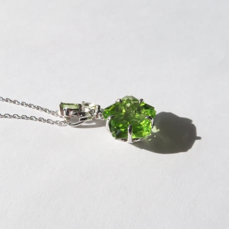 ペリドット 10mm さくらシェイプカット necklace