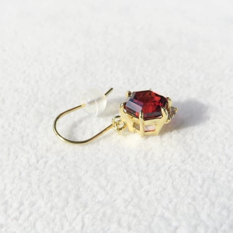 【pierced】　ガーネット　6mm　ゆきんこカット　片耳