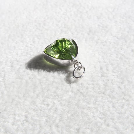 【charm】　ペリドット トリリアント型 甲州貴石切子