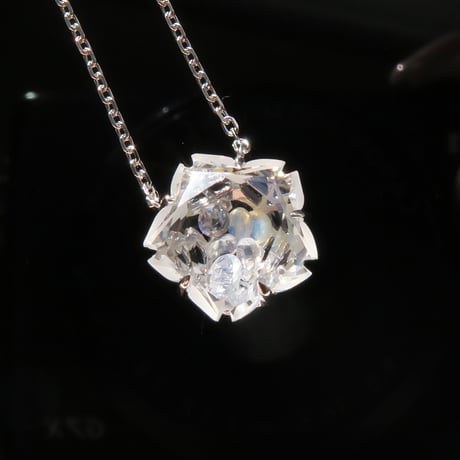【necklace】　白水晶　10mm　ぺたんこさくらシェイプ