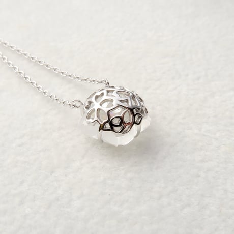 【necklace】　白水晶　10mm　ぺたんこさくらシェイプ