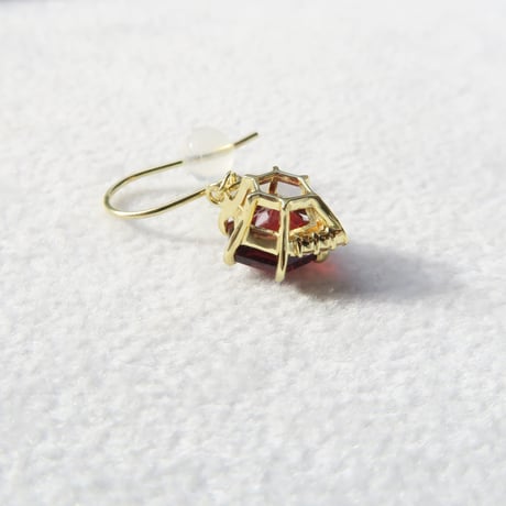 【pierced】　ガーネット　6mm　ゆきんこカット　片耳