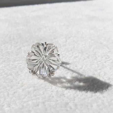 【pierced】　白水晶 8.5mm 桜型 甲州貴石切子(片耳)