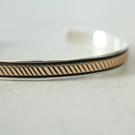 UNISEX / ナバホ族 Bruce Morgan / 1/4 14K ダイアゴナルストライプ スタンプワーク バングル
