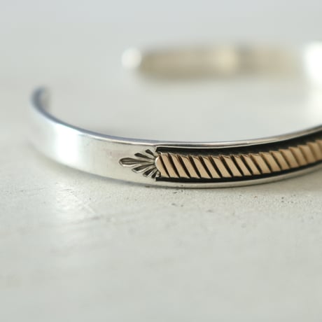 UNISEX / ナバホ族 Bruce Morgan / 1/4 14K ダイアゴナルストライプ スタンプワーク バングル