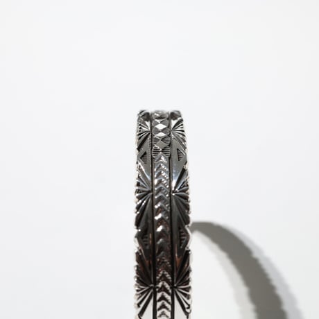 UNISEX / ナバホ族 Bruce Morgan / 1/2'' 10ga SS サンバースト 4ダイヤ+アロー バングル