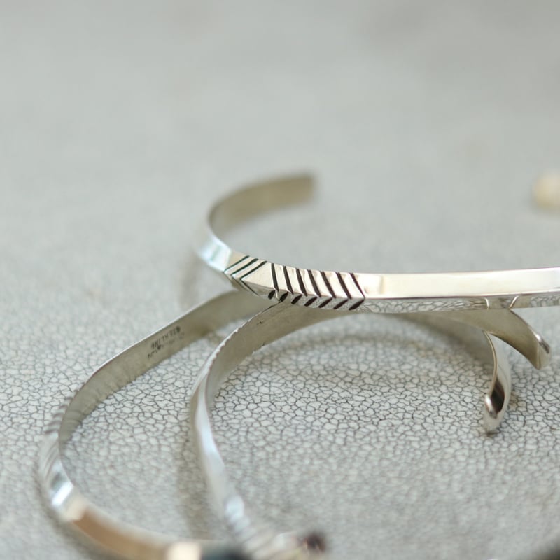 ナバホ族　シルバーバングル インディアンジュエリー バングル ナバホ族のブレスレット シルバー