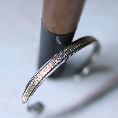 UNISEX / ナバホ族 Bruce Morgan / 1/4'' 14Kゴールド 細目 バングル