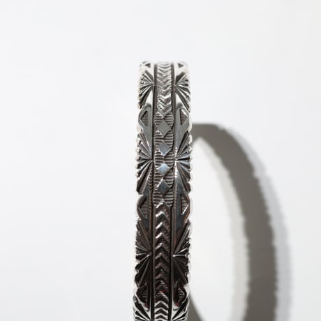 UNISEX / ナバホ族 Bruce Morgan / 1/2'' 10ga SS サンバースト 4ダイヤ+アロー バングル