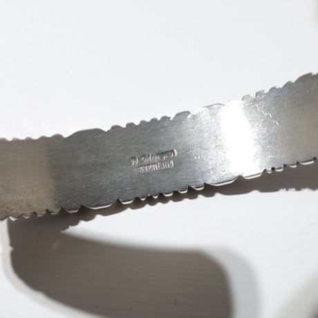 UNISEX / ナバホ族 Bruce Morgan / 1/2'' 10ga SS サンバースト 4ダイヤ+アロー バングル