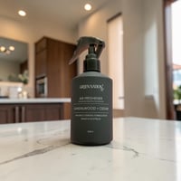キリッと気分を変えたいときに！　消臭効果抜群　エアーフレッシュナー　サンダルウッド＋シダー
