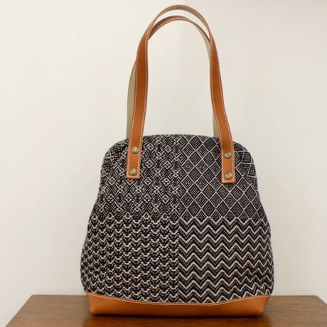 完売品✨トロワトン　手織りのがま口ハンドバッグ　北欧　和　国分寺　定価3.1万 完売品✨トロワトン 手織りのがま口ハンドバッグ 北欧 和 国分寺