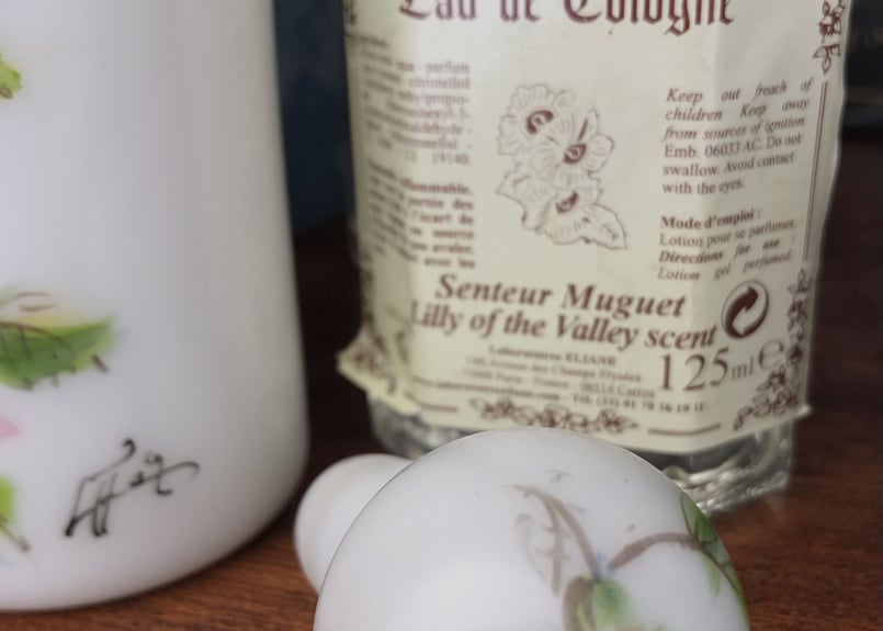 ○ ヴィンテージ1950s-60s フラワー香水ボトル○オパリン／ミルク