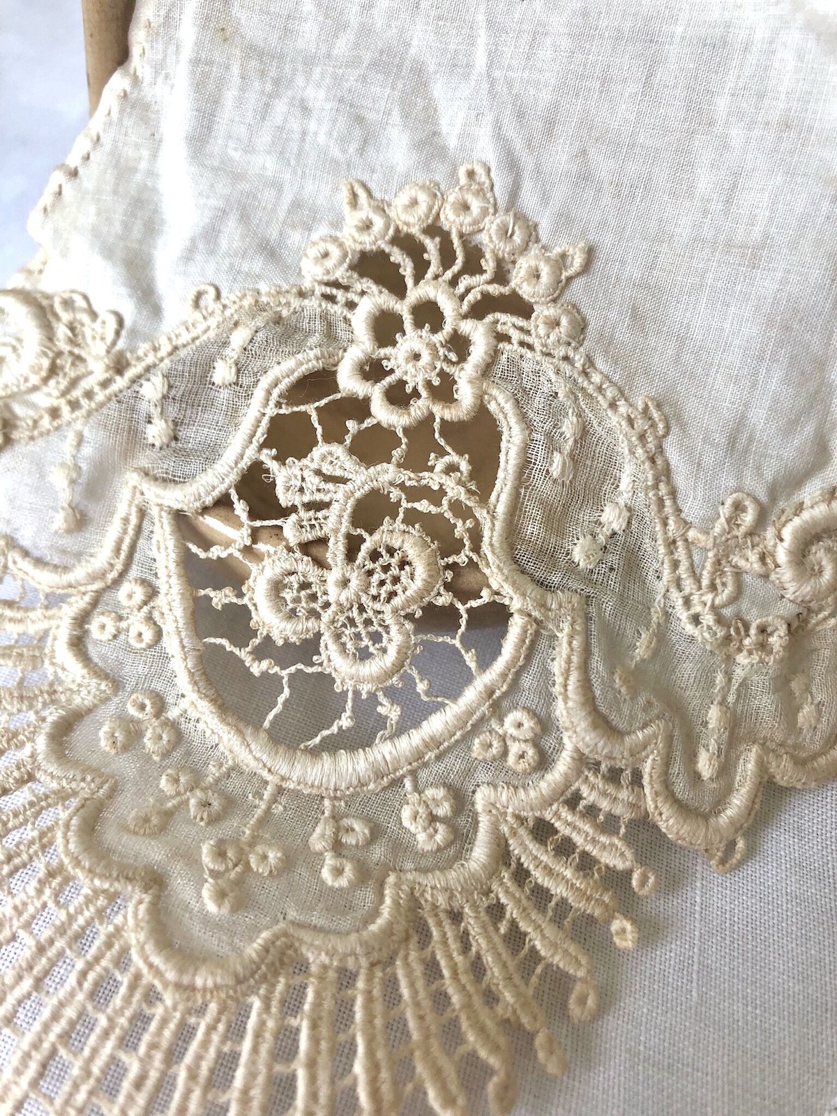 アンティーク桜刺繍ドイリー シュバルム透かしローズステッチ マディラ