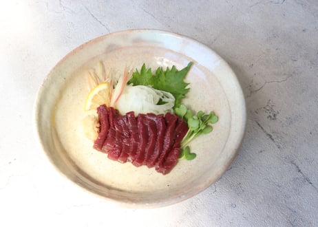 鉄分豊富・熊本名物！直送　馬刺し盛り合わせ300ｇセット