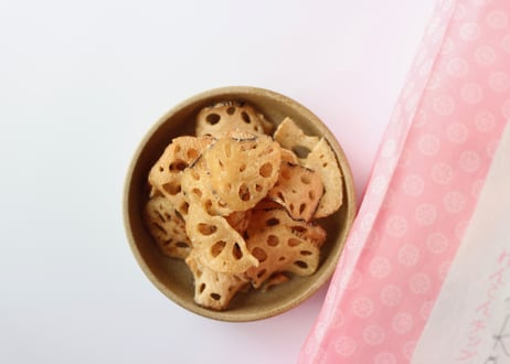 店内で揚げています！ケンミンショーで取り上げられた「三色蓮根」と、れんこんチップの組み合わせ